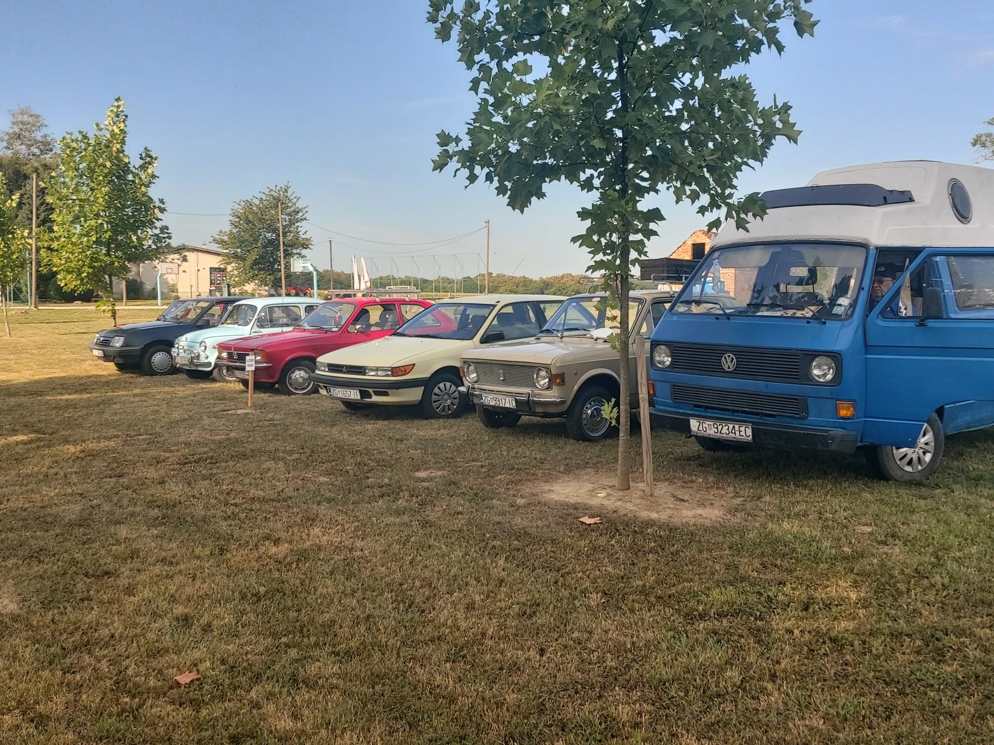 021 Parkirani oldtimer automobili