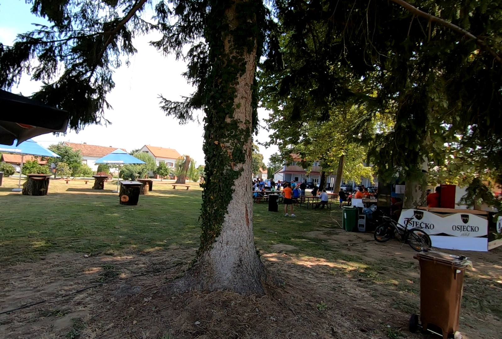 033 Pogled na ank i stolove