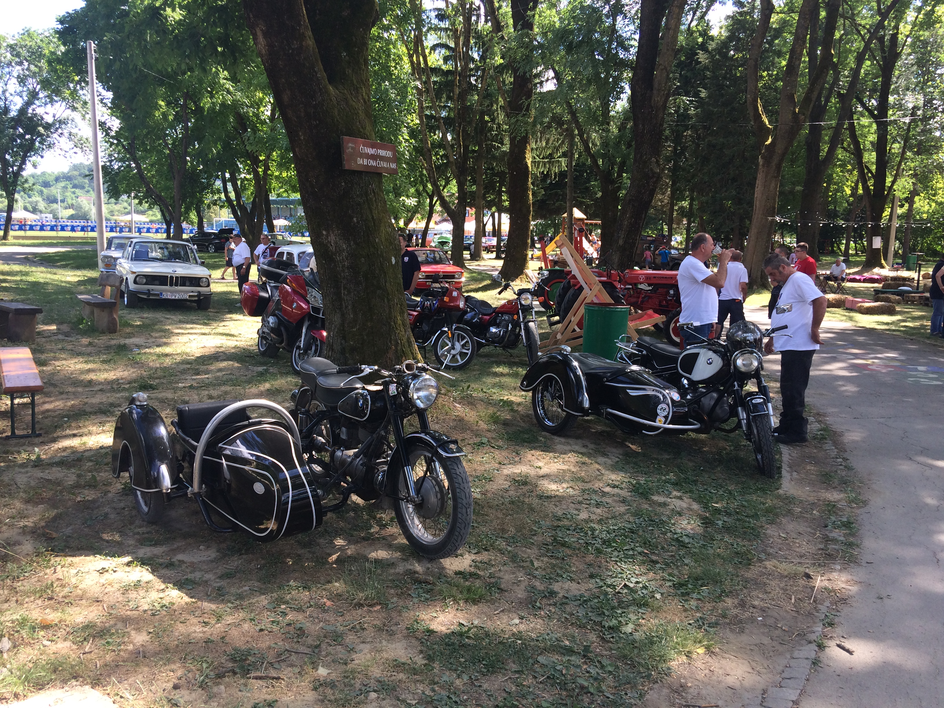 Medin BMW u parku 